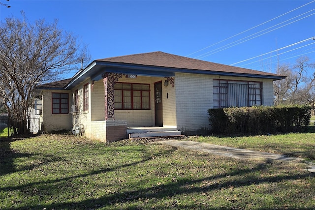 view of front of house featuring a front lawn