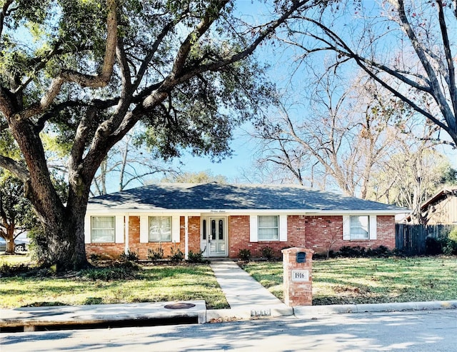 ranch-style house featuring a front lawn