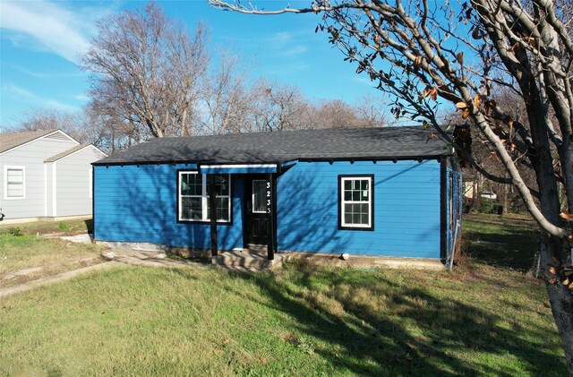 view of front of property featuring a front yard