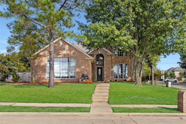 view of front of property featuring a front lawn