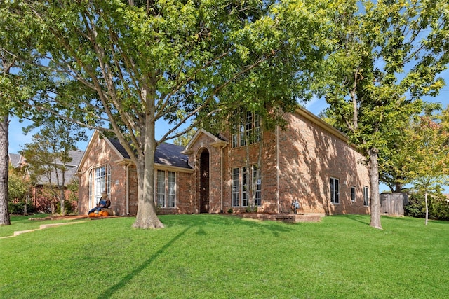 view of front facade featuring a front lawn