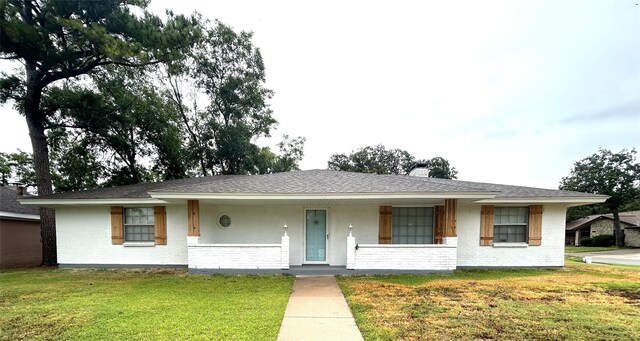 ranch-style house featuring a front yard