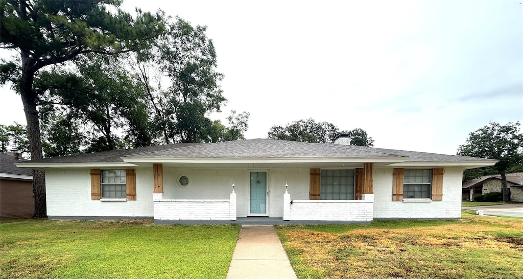 single story home featuring a front yard