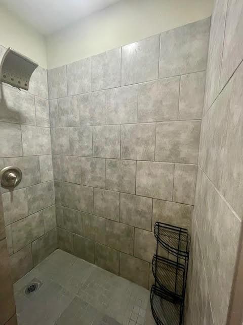 bathroom featuring tiled shower