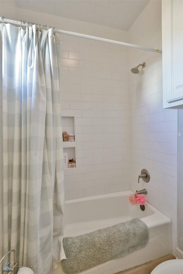 bathroom featuring shower / bath combo