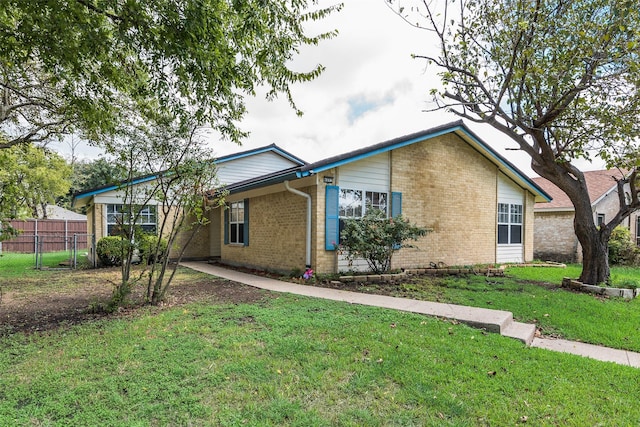 single story home featuring a front yard