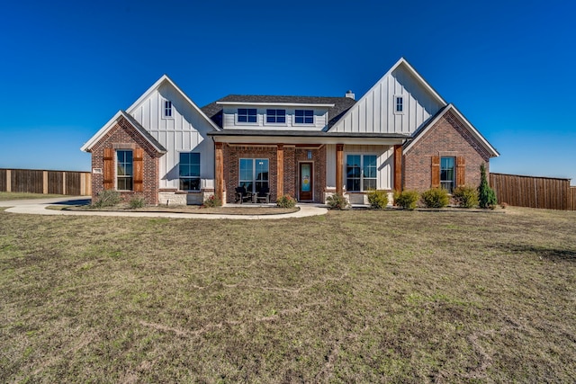 view of front of property featuring a front yard