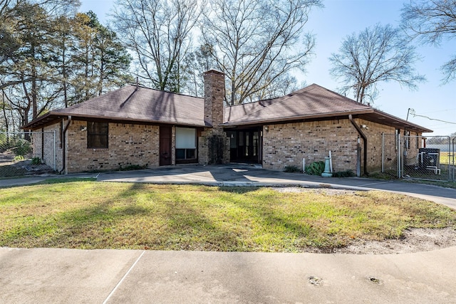 single story home with a front yard