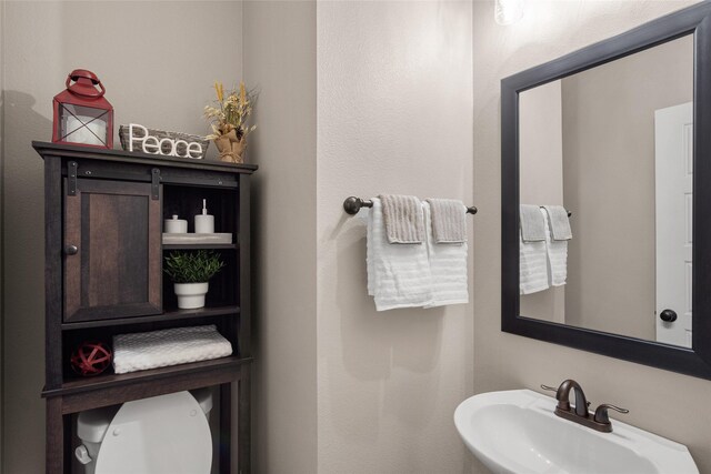 bathroom featuring sink