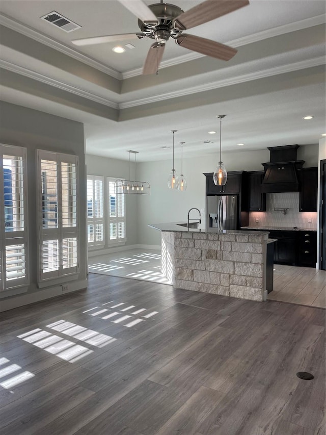 living room featuring sink, dark hardwood / wood-style flooring, ceiling fan, and ornamental molding