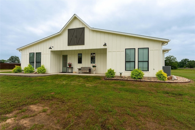 back of house featuring a lawn