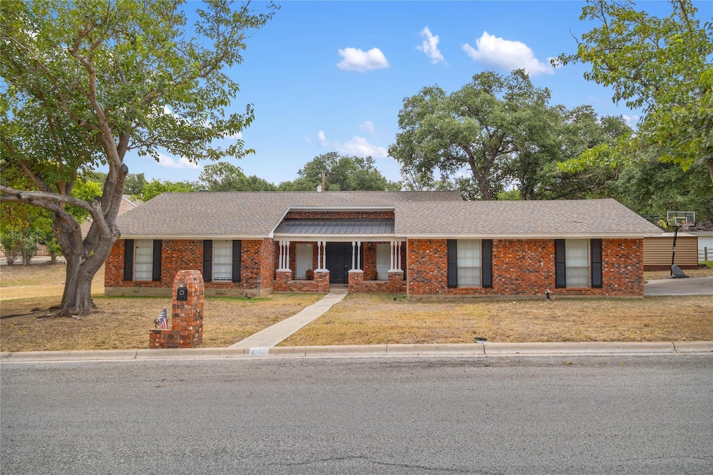 ranch-style house featuring a front lawn