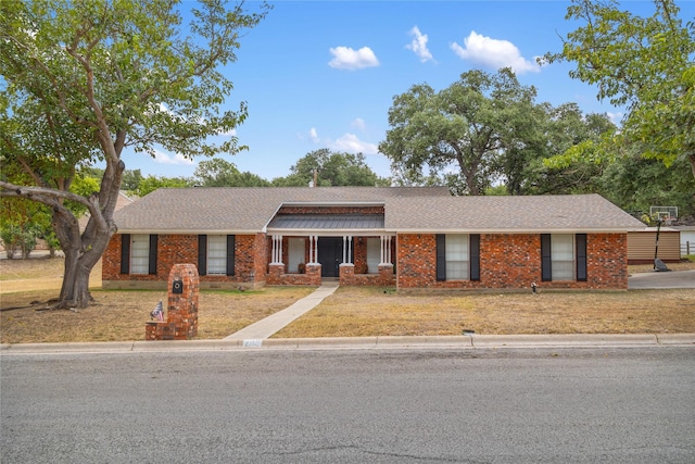 ranch-style house featuring a front lawn