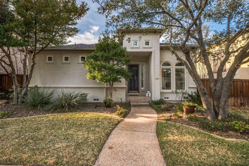 view of front facade featuring a front lawn