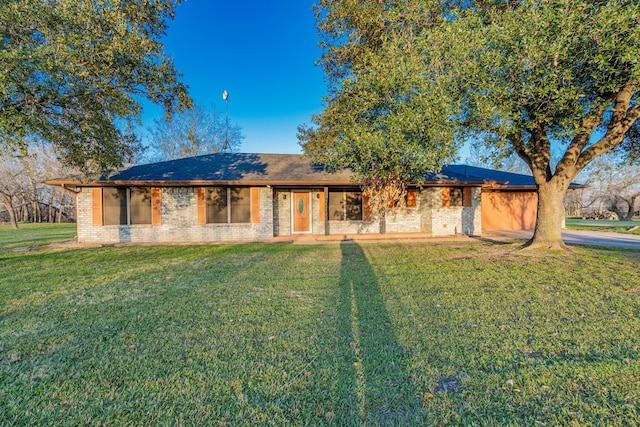 single story home with a front lawn