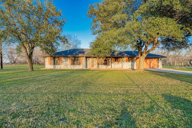 ranch-style home featuring a front lawn