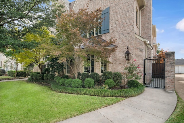 view of side of property featuring a lawn