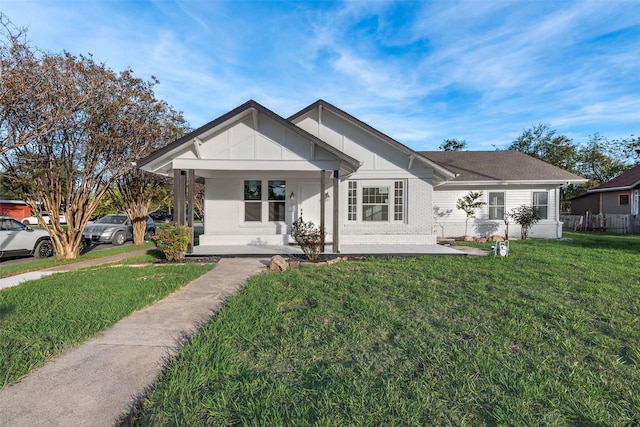 view of front facade featuring a front yard and a porch