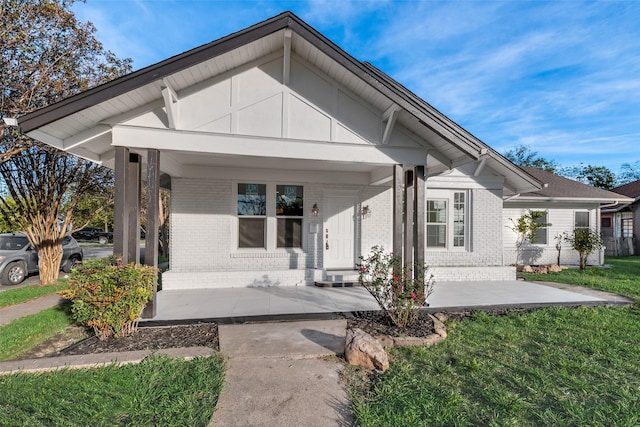 view of front facade with covered porch and a front yard