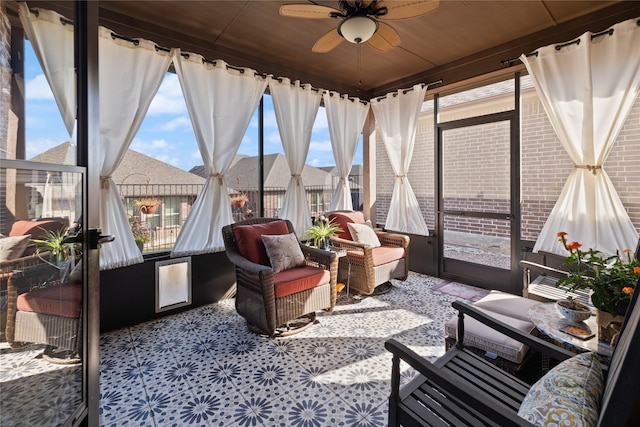 sunroom with ceiling fan