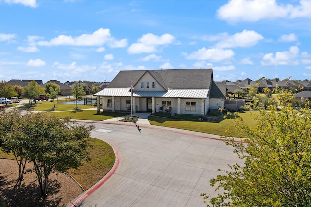 view of front of house featuring a front lawn