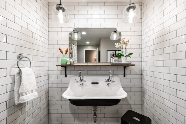 bathroom featuring sink