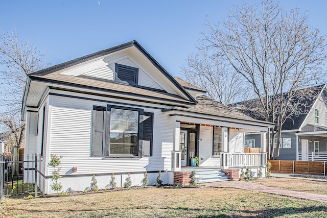 view of front facade featuring a front yard and covered porch