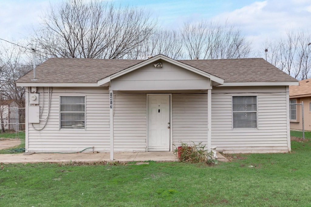 view of front of property with a front lawn