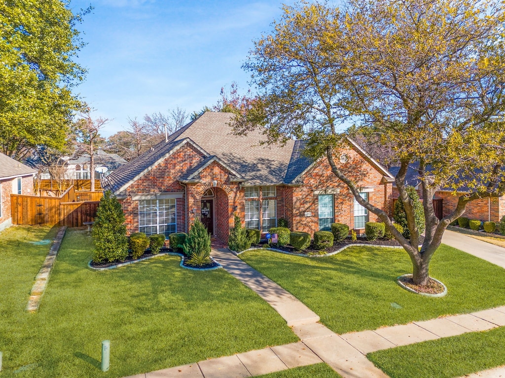 view of front facade featuring a front yard