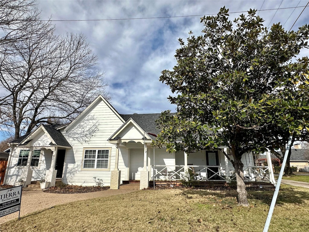 view of front of home featuring a front lawn