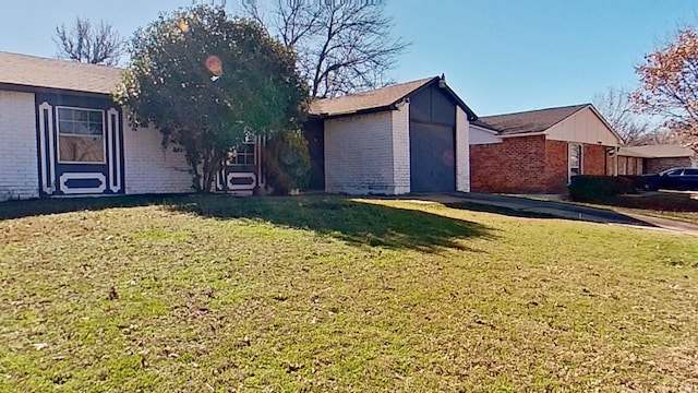 view of front facade with a front yard