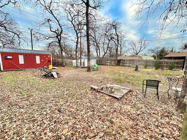 view of yard featuring an outbuilding