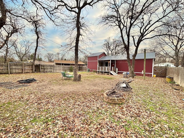 view of yard with an outbuilding