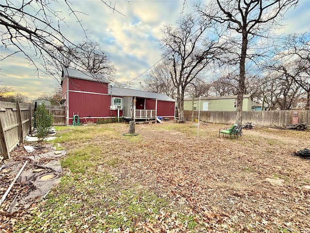 view of yard with an outdoor structure