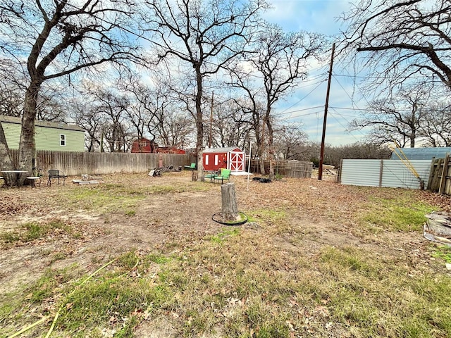 view of yard with a storage unit