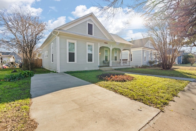 view of front of home with covered porch and a front lawn