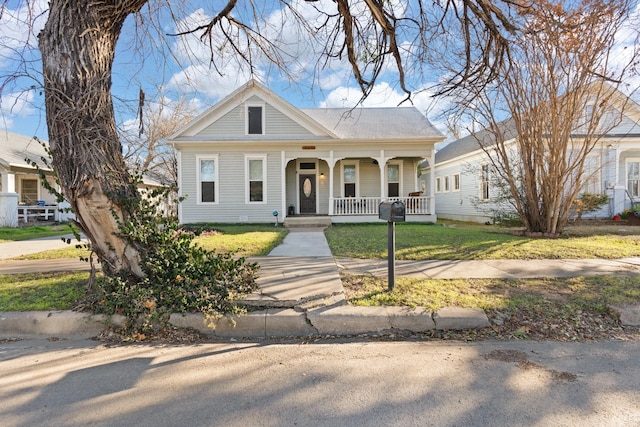 view of front facade featuring a porch and a front yard