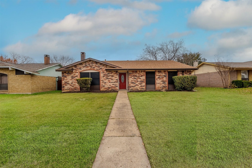 ranch-style home featuring a front lawn