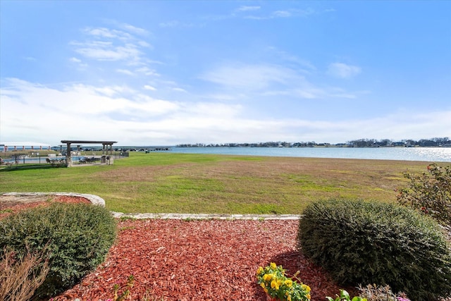 view of yard featuring a water view