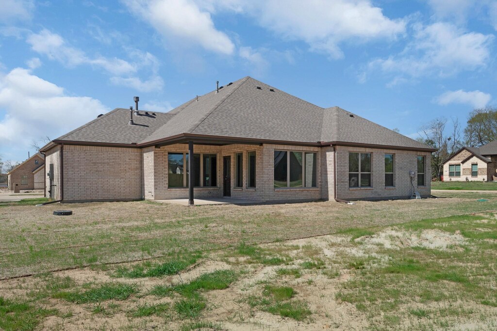 view of front of house with a front yard