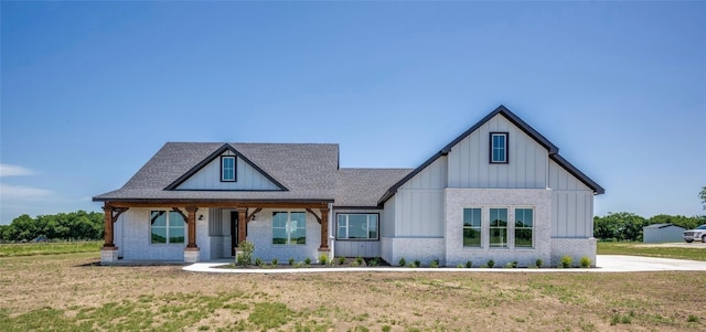 view of front of home with a front lawn