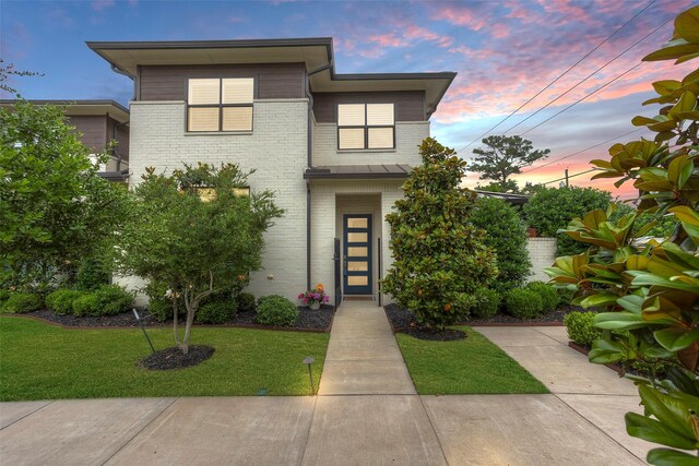 view of front facade featuring a yard