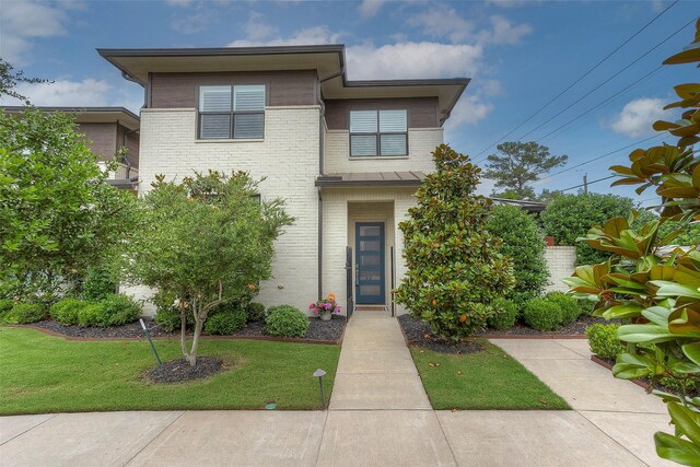 view of front of home with a front lawn