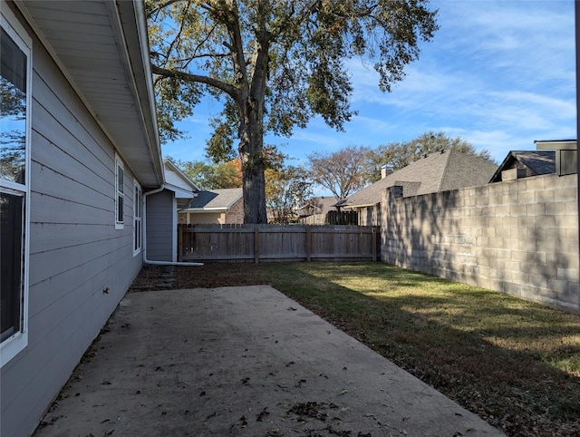 view of yard featuring a patio area