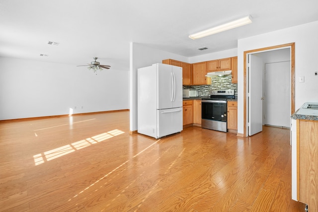 kitchen featuring tasteful backsplash, ceiling fan, appliances with stainless steel finishes, and light hardwood / wood-style floors