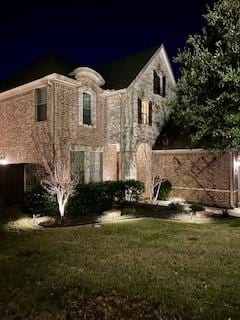 view of front of property featuring a yard