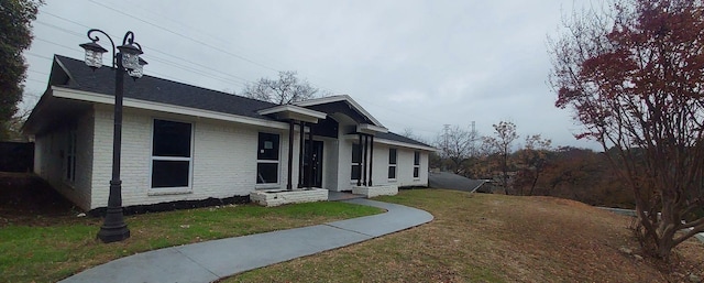 view of front of house with a front yard