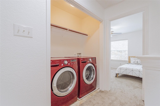 washroom featuring washer and clothes dryer, ceiling fan, and light carpet