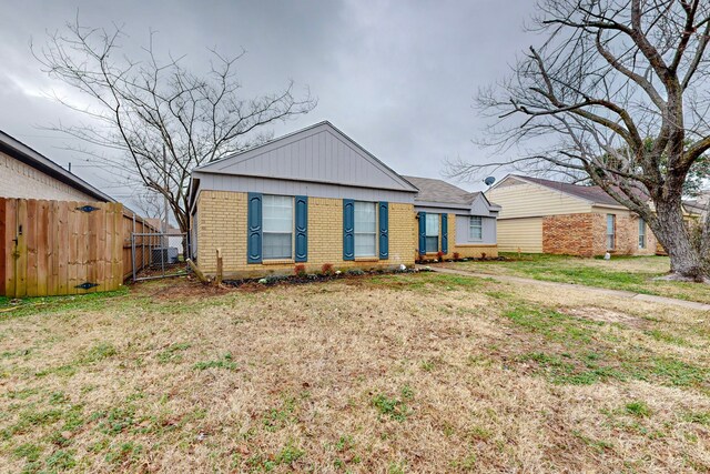 view of front of house featuring a front lawn