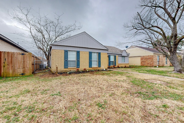 view of front of home featuring central AC and a front lawn